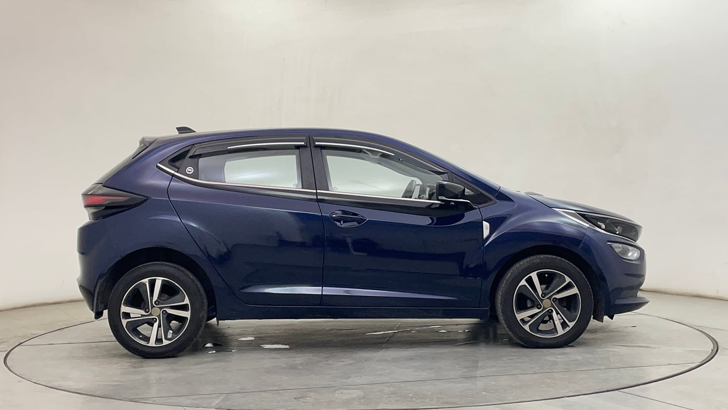 Used 2023 Tata Altroz XZ Plus (S) Petrol Manual exterior RIGHT SIDE VIEW