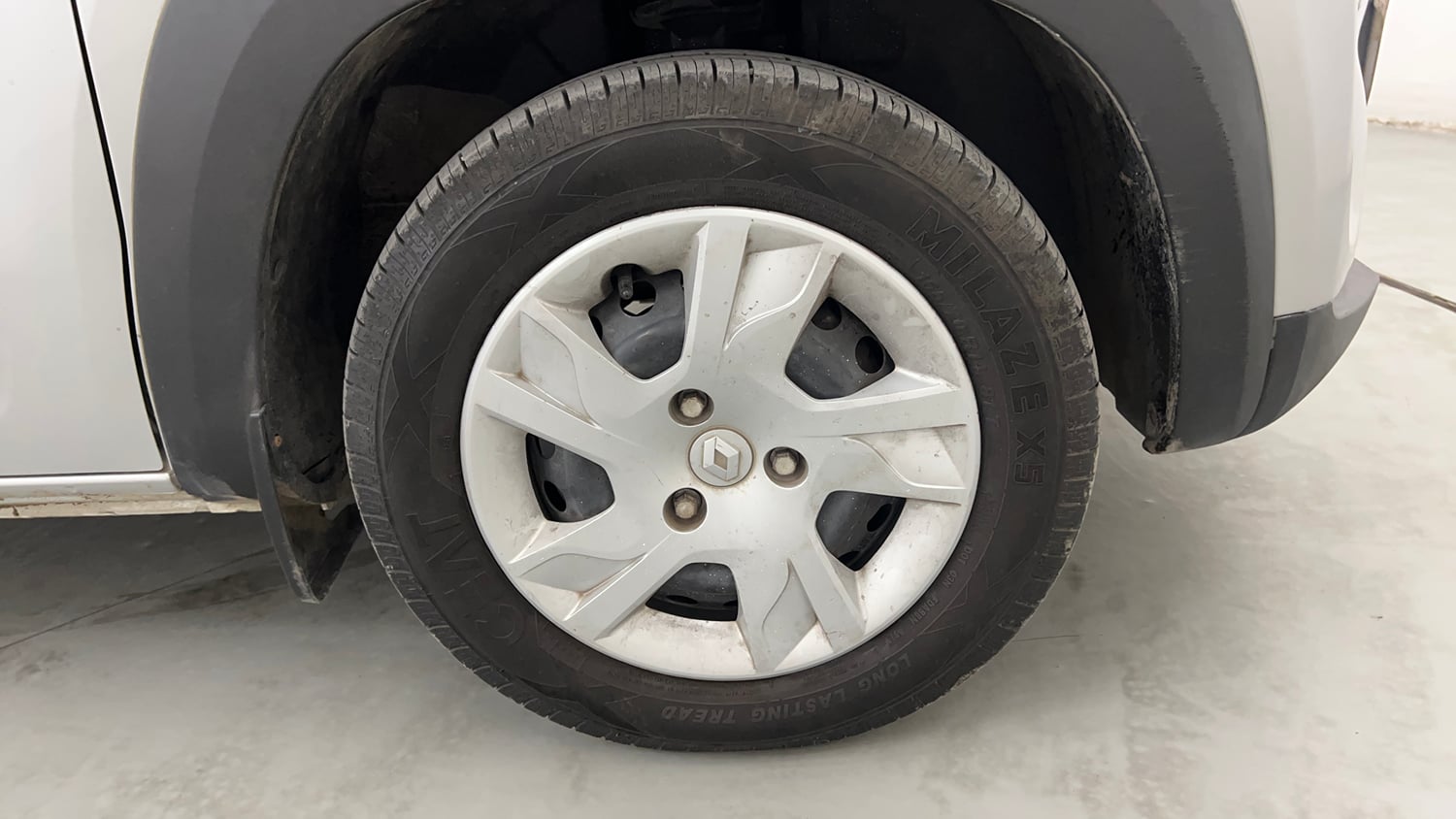 Used 2022 Renault Kwid RXT 1.0 (O) Petrol Manual tyres RIGHT FRONT TYRE RIM VIEW
