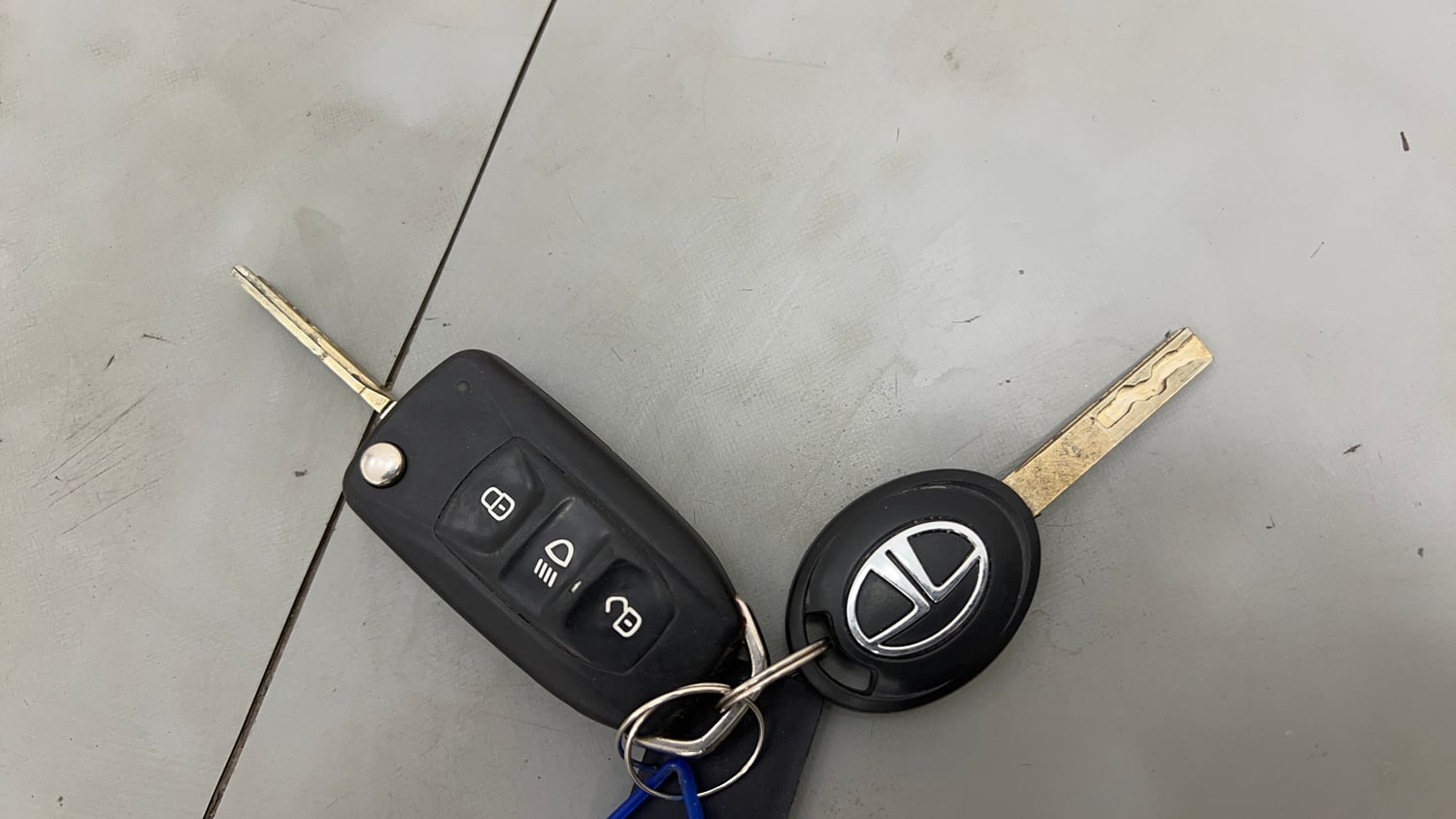 Used 2023 Tata Tiago XT CNG Cng Manual extra CAR KEY VIEW