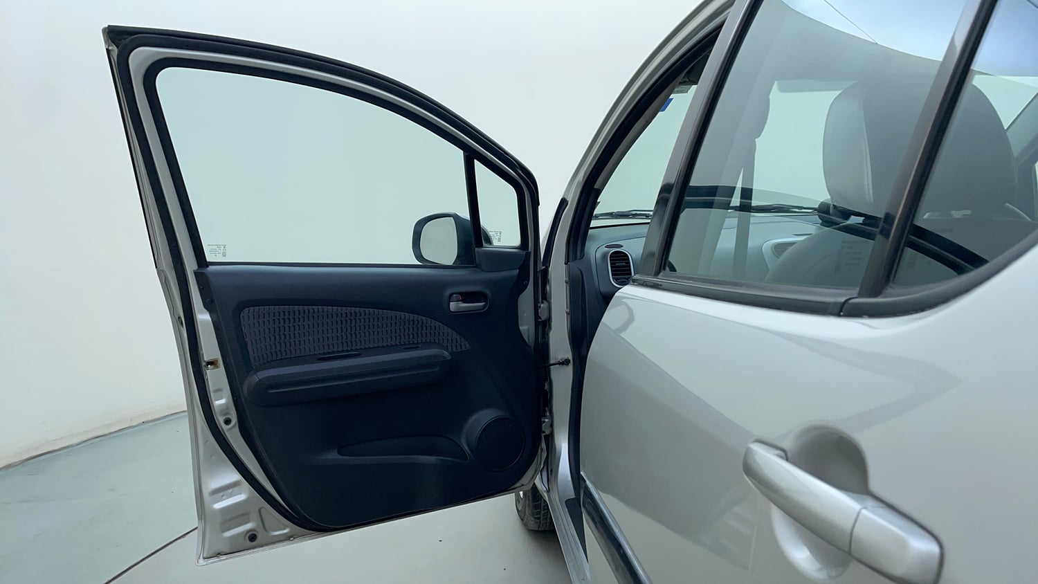 Used 2015 Maruti Suzuki Ritz Zxi BS-IV Petrol Manual interior LEFT FRONT DOOR OPEN VIEW