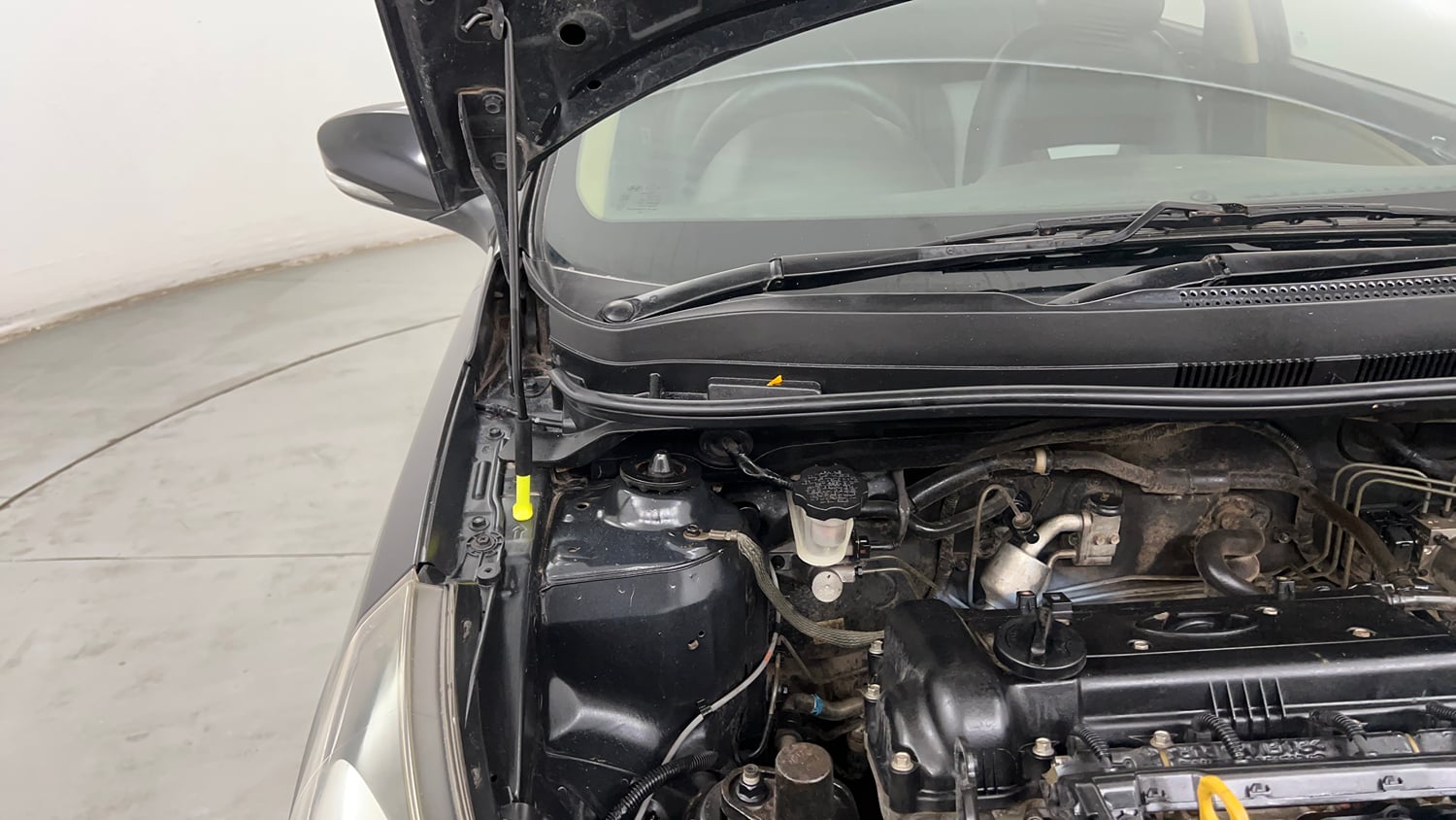 Used 2013 Hyundai Verna Fluidic 1.6 VTVT SX Petrol Manual engine ENGINE RIGHT SIDE HINGE & APRON VIEW