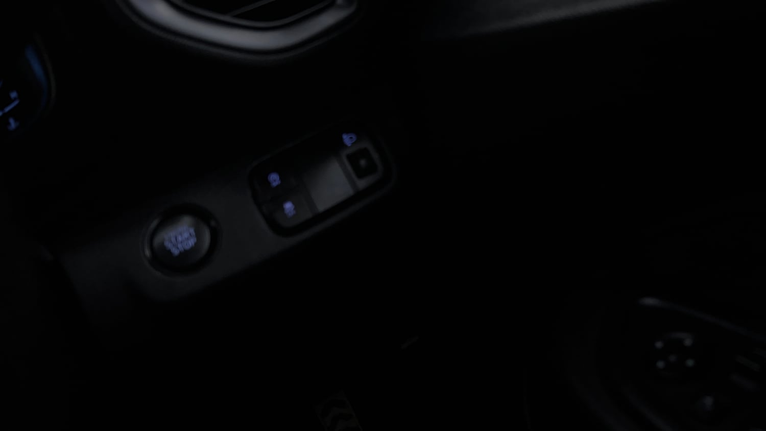 Used 2023 Hyundai Venue N-Line N6 DCT Dual Tone Petrol Automatic top_features Keyless start