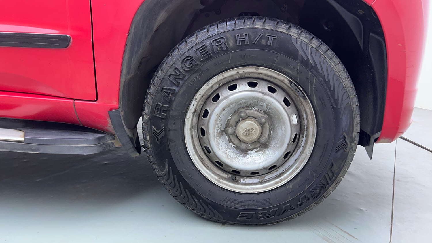 Used 2020 Mahindra TUV300 T4 Plus Diesel Manual tyres RIGHT FRONT TYRE RIM VIEW