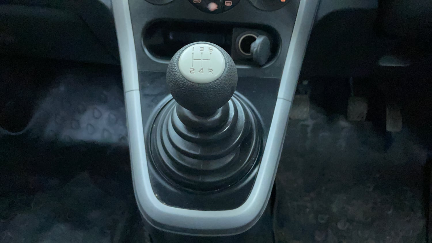 Used 2015 Maruti Suzuki Ritz Zxi BS-IV Petrol Manual interior GEAR  KNOB VIEW