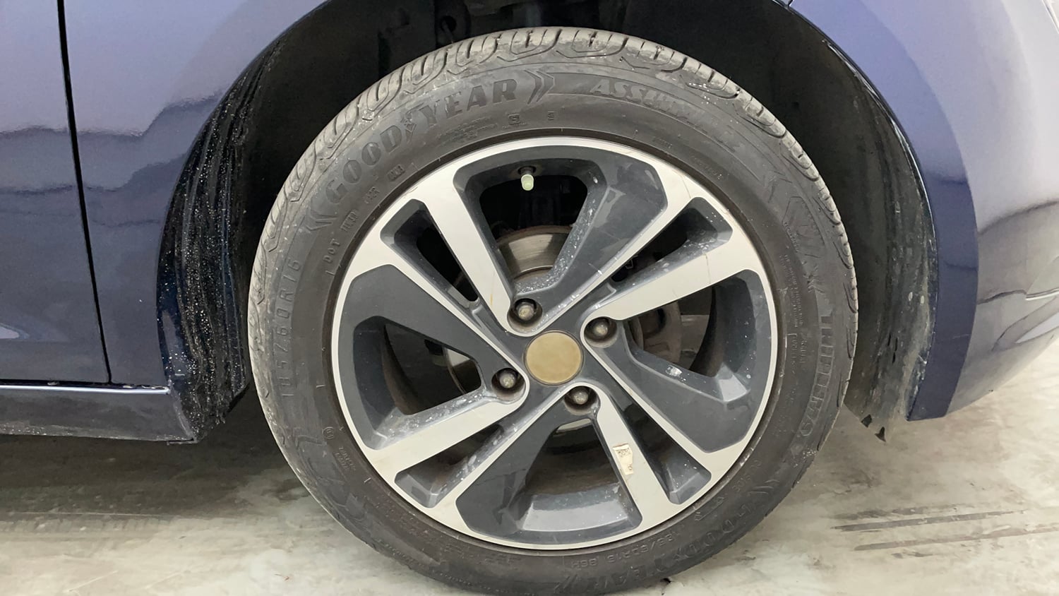 Used 2023 Tata Altroz XZ Plus (S) Petrol Manual tyres RIGHT FRONT TYRE RIM VIEW