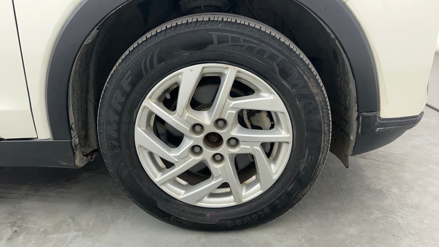 Used 2022 Mahindra XUV 300 W8 1.5 Diesel Diesel Manual tyres RIGHT FRONT TYRE RIM VIEW