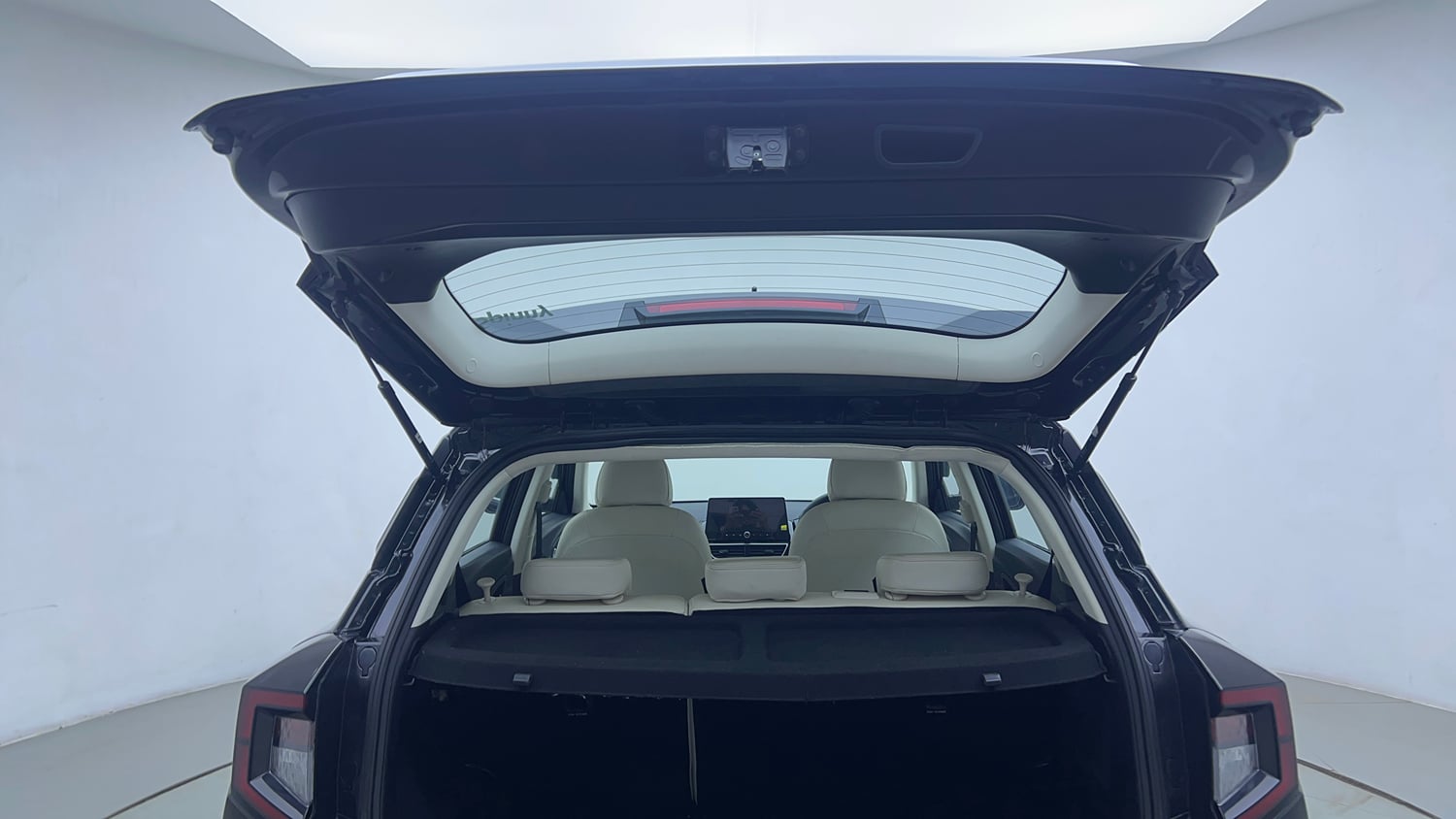 Used 2025 Mahindra XUV 3XO AX7 1.2 Petrol AT Petrol Automatic interior DICKY DOOR OPEN VIEW