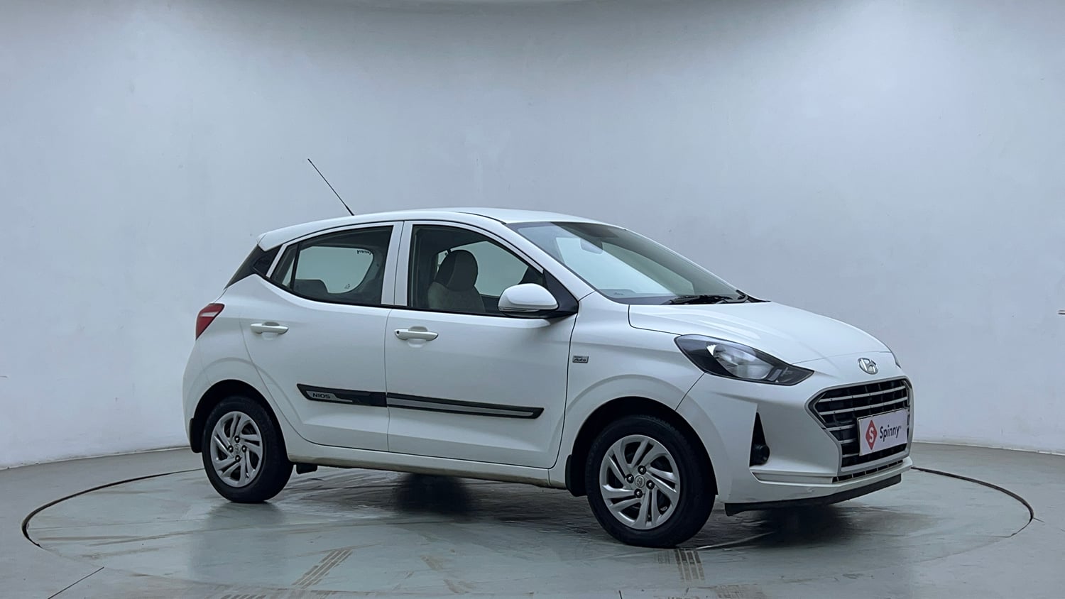 Used 2022 Hyundai Grand i10 Nios Magna AMT 1.2 Kappa VTVT Petrol Automatic exterior RIGHT FRONT CORNER VIEW