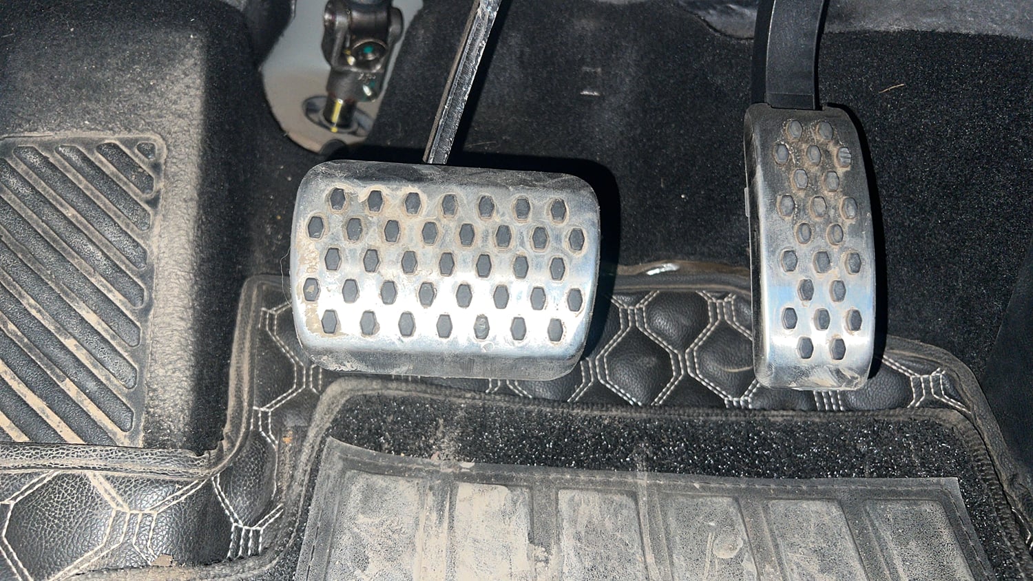 Used 2025 Mahindra XUV 3XO AX7 1.2 Petrol AT Petrol Automatic interior PEDALS VIEW