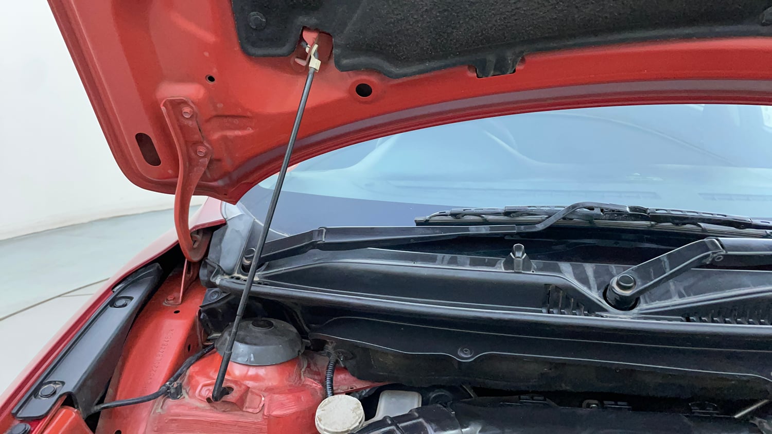 Used 2020 Maruti Suzuki Baleno Zeta Petrol Manual engine ENGINE RIGHT SIDE HINGE & APRON VIEW