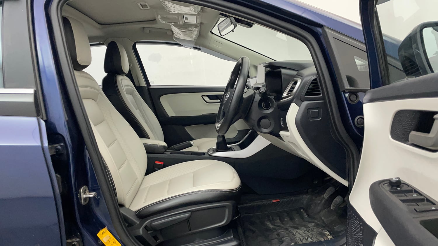 Used 2023 Tata Altroz XZ Plus (S) Petrol Manual interior RIGHT SIDE FRONT DOOR CABIN VIEW
