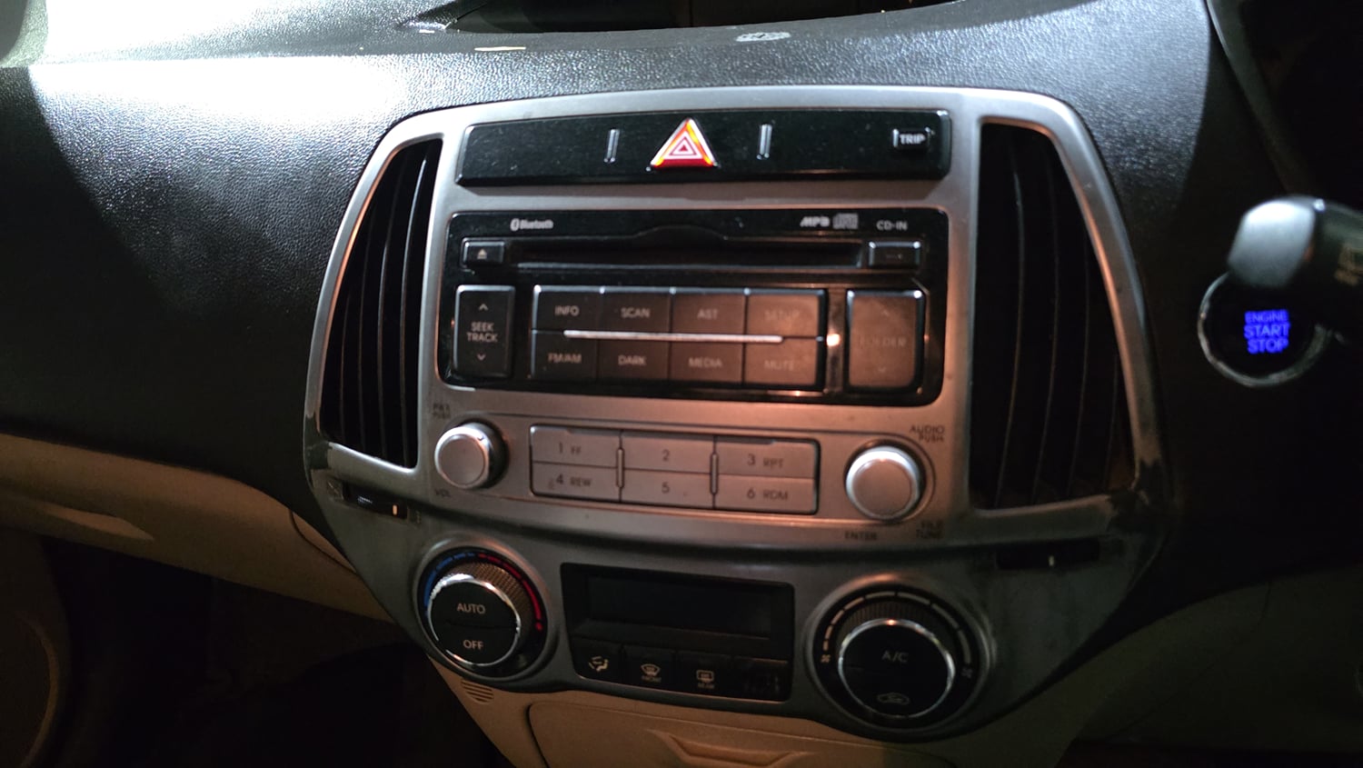 Used 2013 Hyundai i20 Asta 1.2 Petrol Manual top_features Rear camera