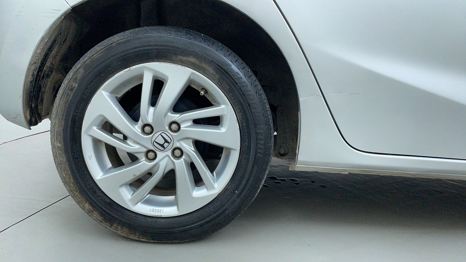 Used 2015 Honda Jazz V AT Petrol Petrol Automatic tyres RIGHT REAR TYRE RIM VIEW