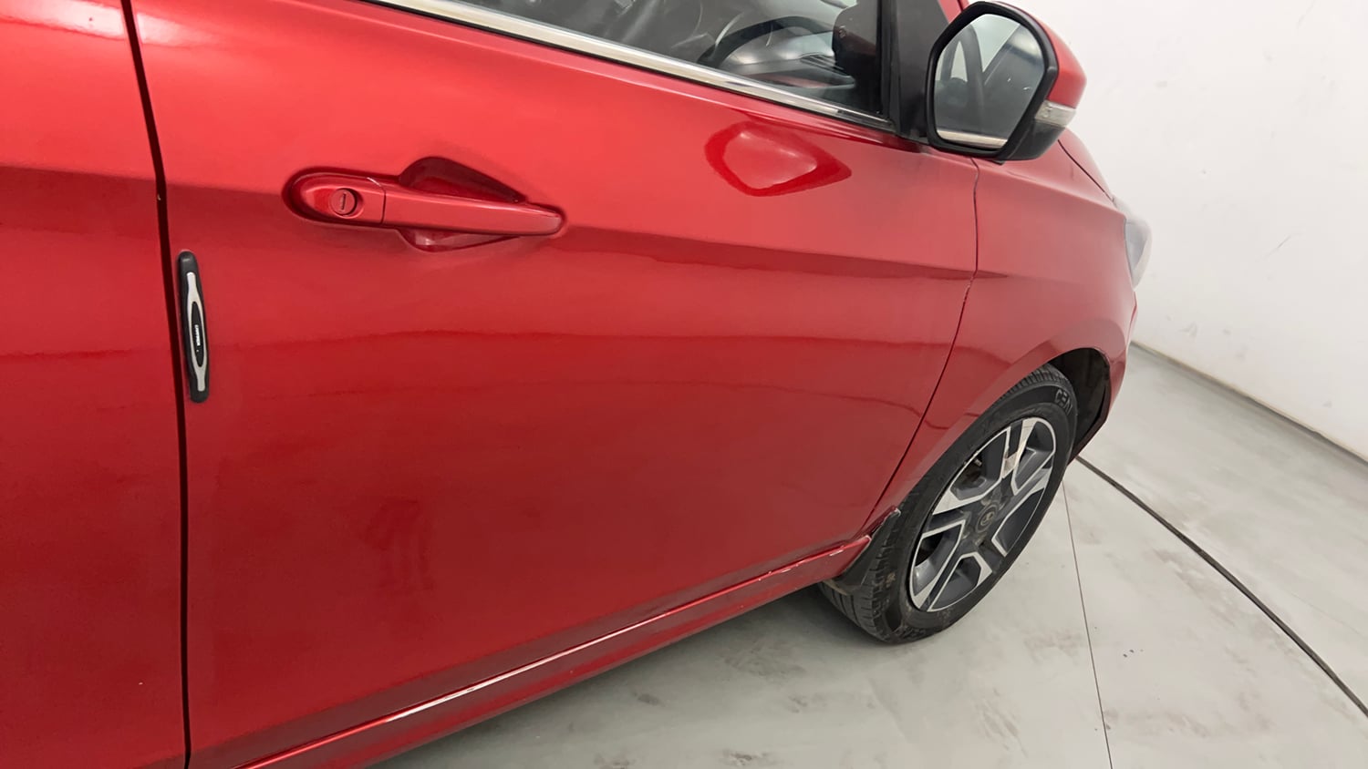 Used 2017 Tata Tigor Revotron XZ (O) Petrol Manual dents MINOR SCRATCH