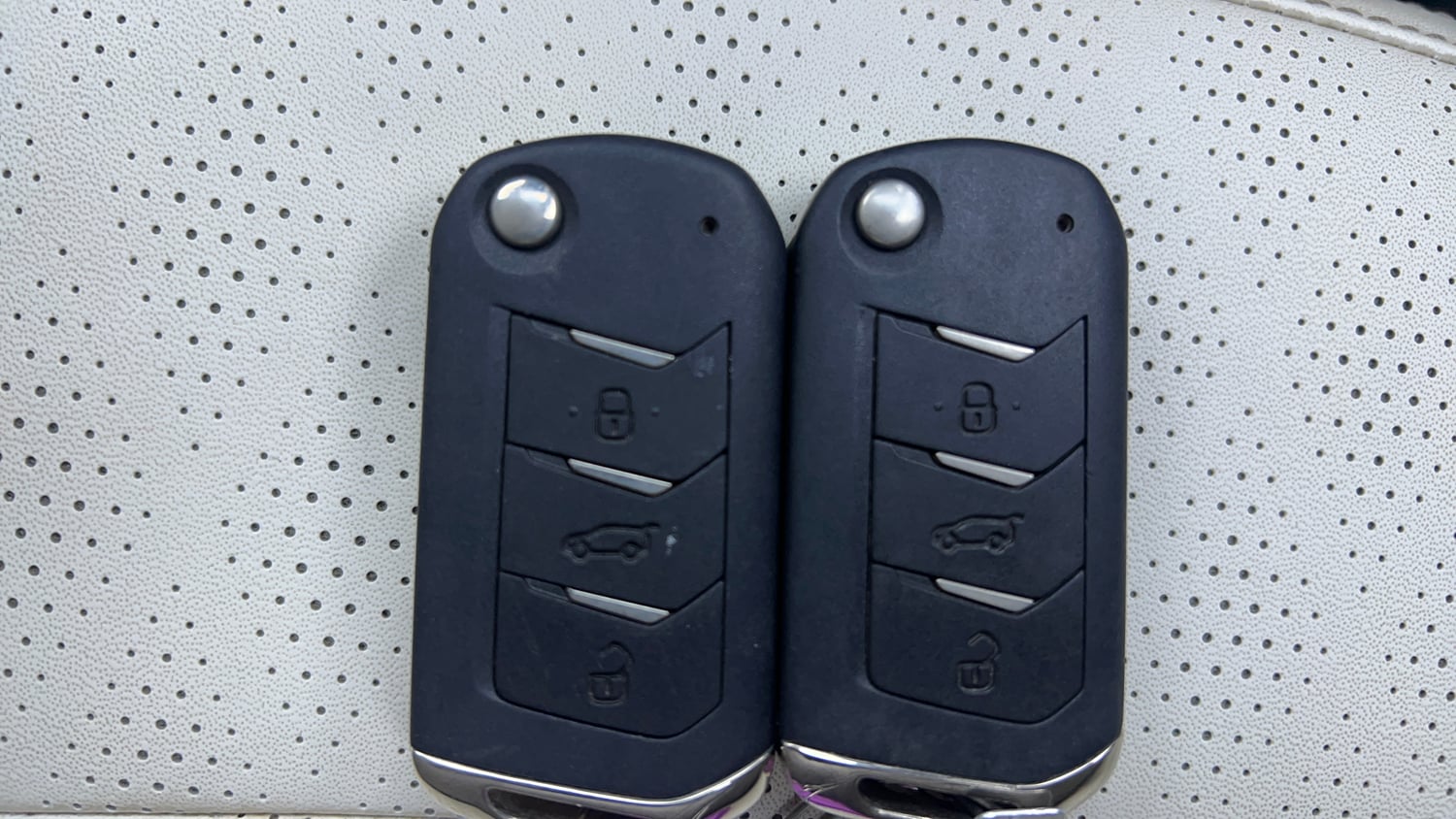 Used 2025 Mahindra XUV 3XO AX7 1.2 Petrol AT Petrol Automatic extra CAR KEY VIEW