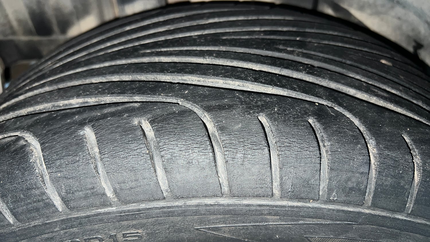 Used 2015 Maruti Suzuki Swift ZXi Petrol Manual tyres RIGHT REAR TYRE TREAD VIEW