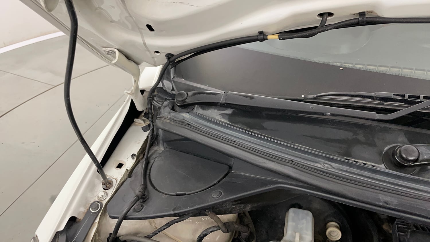 Used 2019 Tata Tiago Revotron XZ Plus Dual Tone Petrol Manual engine ENGINE RIGHT SIDE HINGE & APRON VIEW