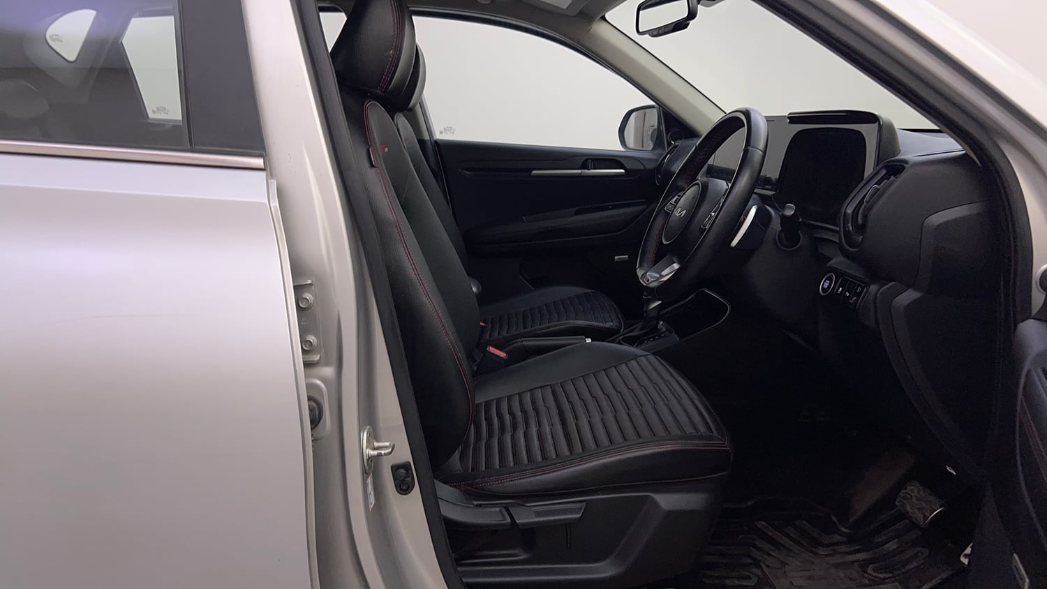 Used 2022 Kia Sonet GTX Plus 1.0 DCT Petrol Automatic interior RIGHT SIDE FRONT DOOR CABIN VIEW