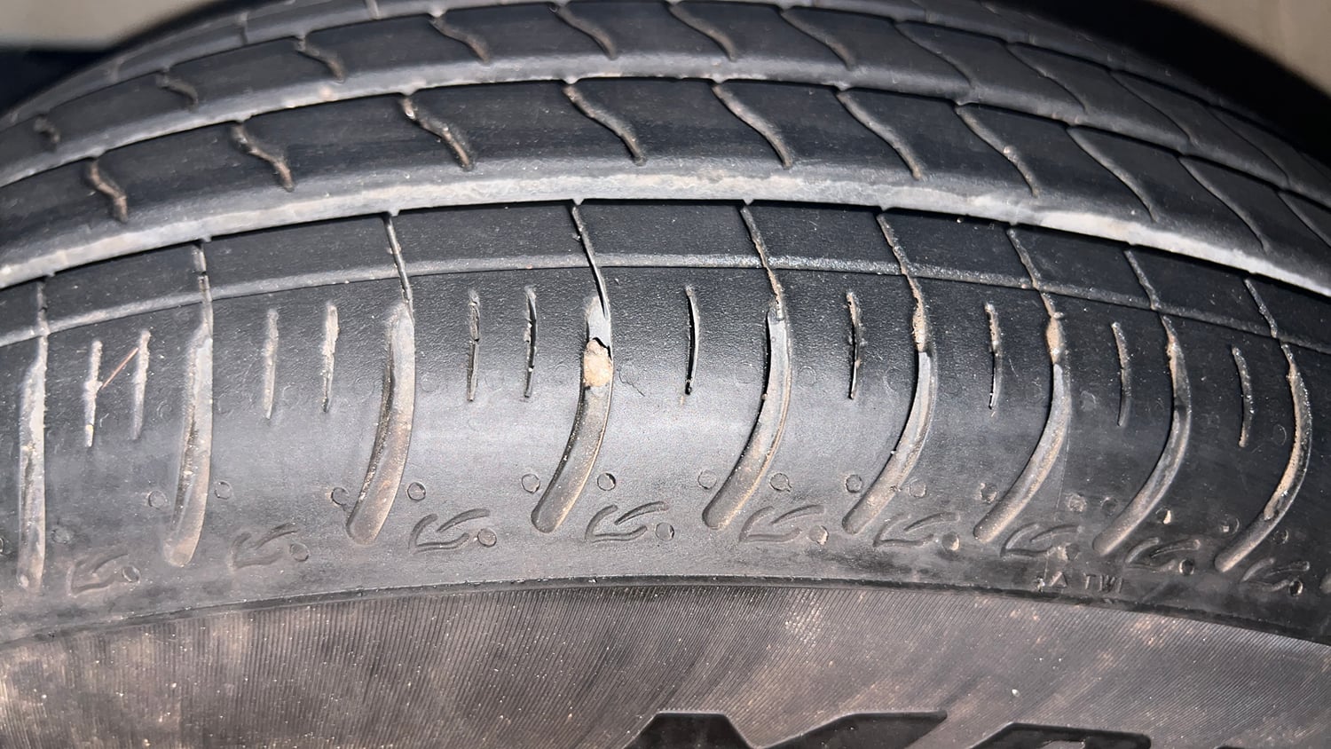 Used 2026 Maruti Suzuki Swift VXi (O) Petrol Manual tyres LEFT FRONT TYRE TREAD VIEW