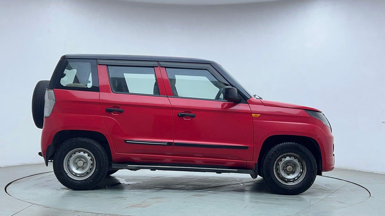 Used 2020 Mahindra TUV300 T4 Plus Diesel Manual exterior RIGHT SIDE VIEW