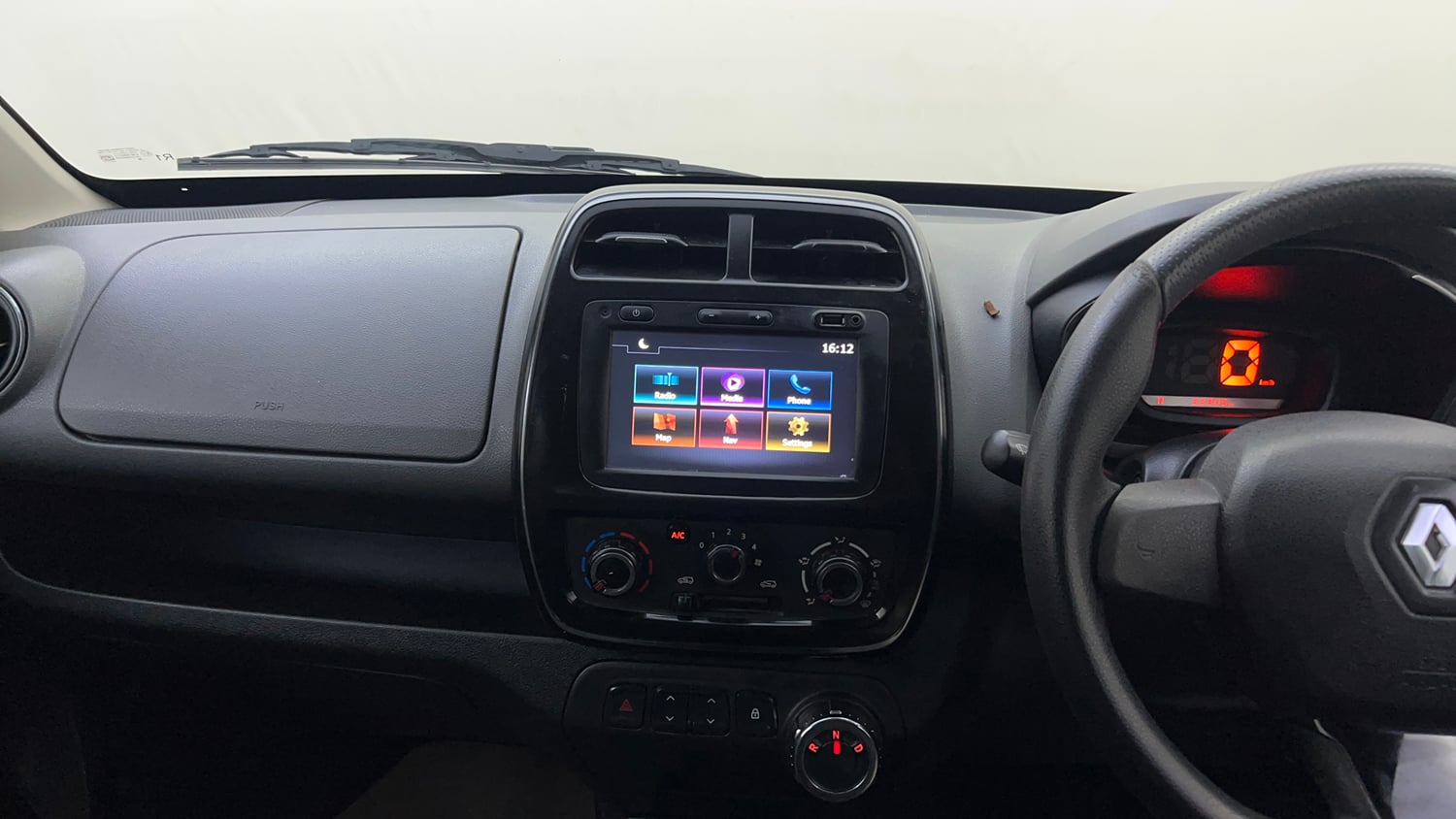 Used 2018 Renault Kwid 1.0 RXT AMT Opt Petrol Automatic interior MUSIC SYSTEM & AC CONTROL VIEW