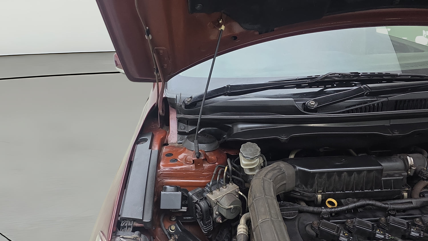 Used 2019 Maruti Suzuki Ciaz Delta Hybrid 1.5 Petrol Manual engine ENGINE RIGHT SIDE HINGE & APRON VIEW
