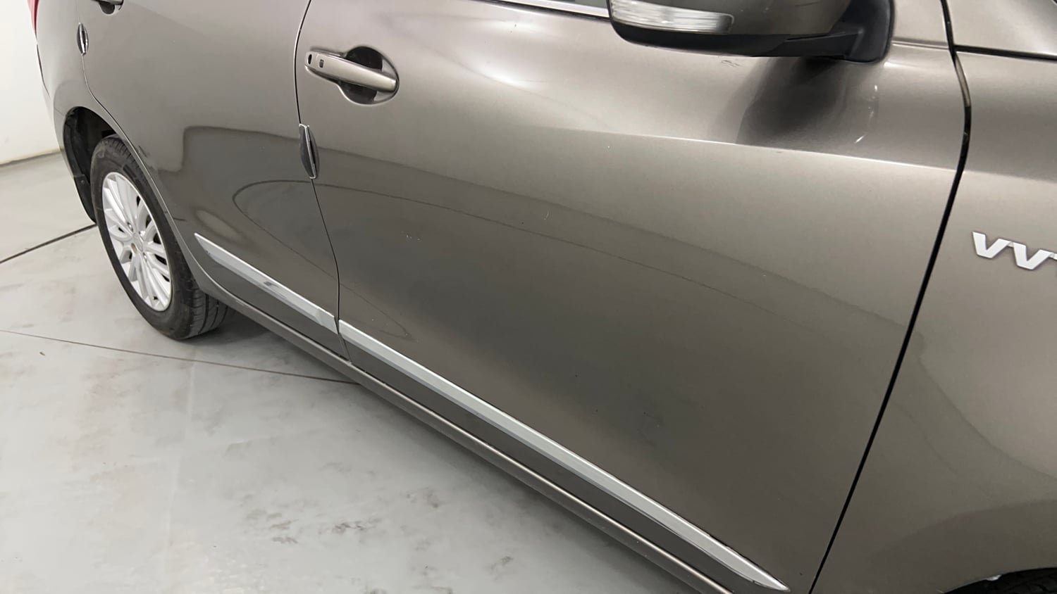 Used 2017 Maruti Suzuki Dzire ZXi AMT Petrol Automatic dents MINOR DENT