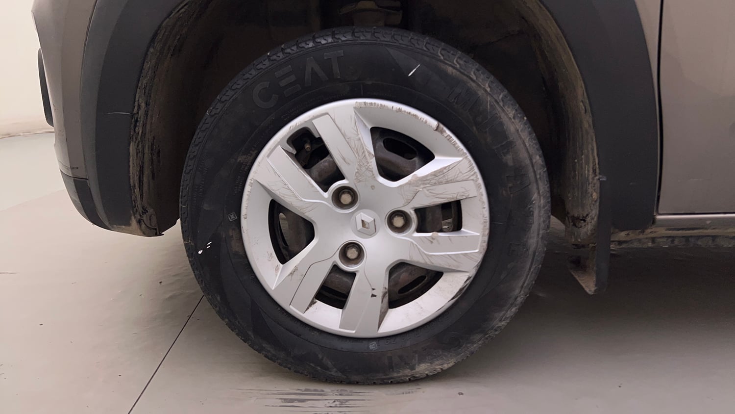 Used 2018 Renault Kwid 1.0 RXT AMT Opt Petrol Automatic tyres LEFT FRONT TYRE RIM VIEW