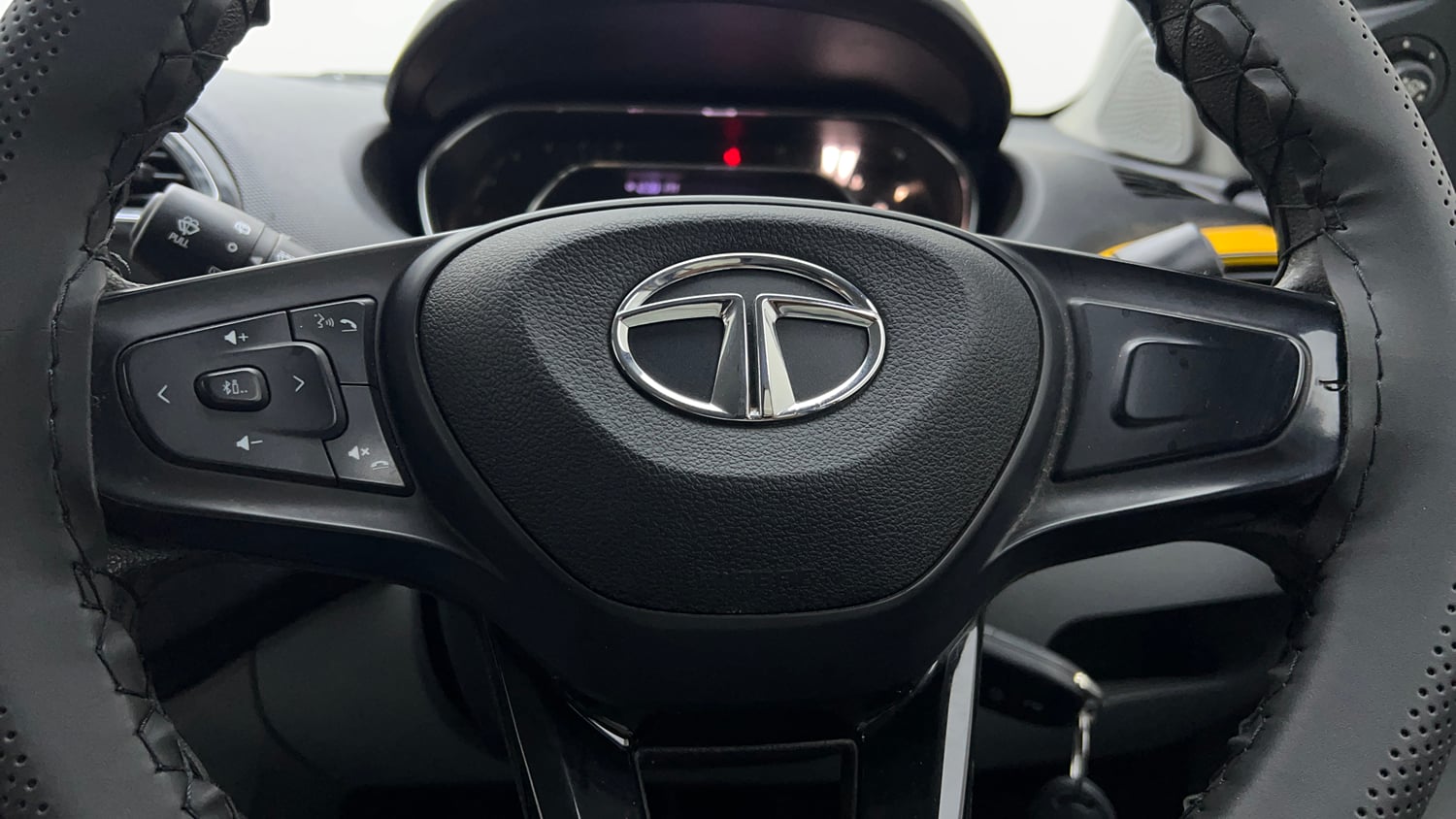 Used 2020 Tata Tiago XZA Plus Petrol Automatic top_features Airbags