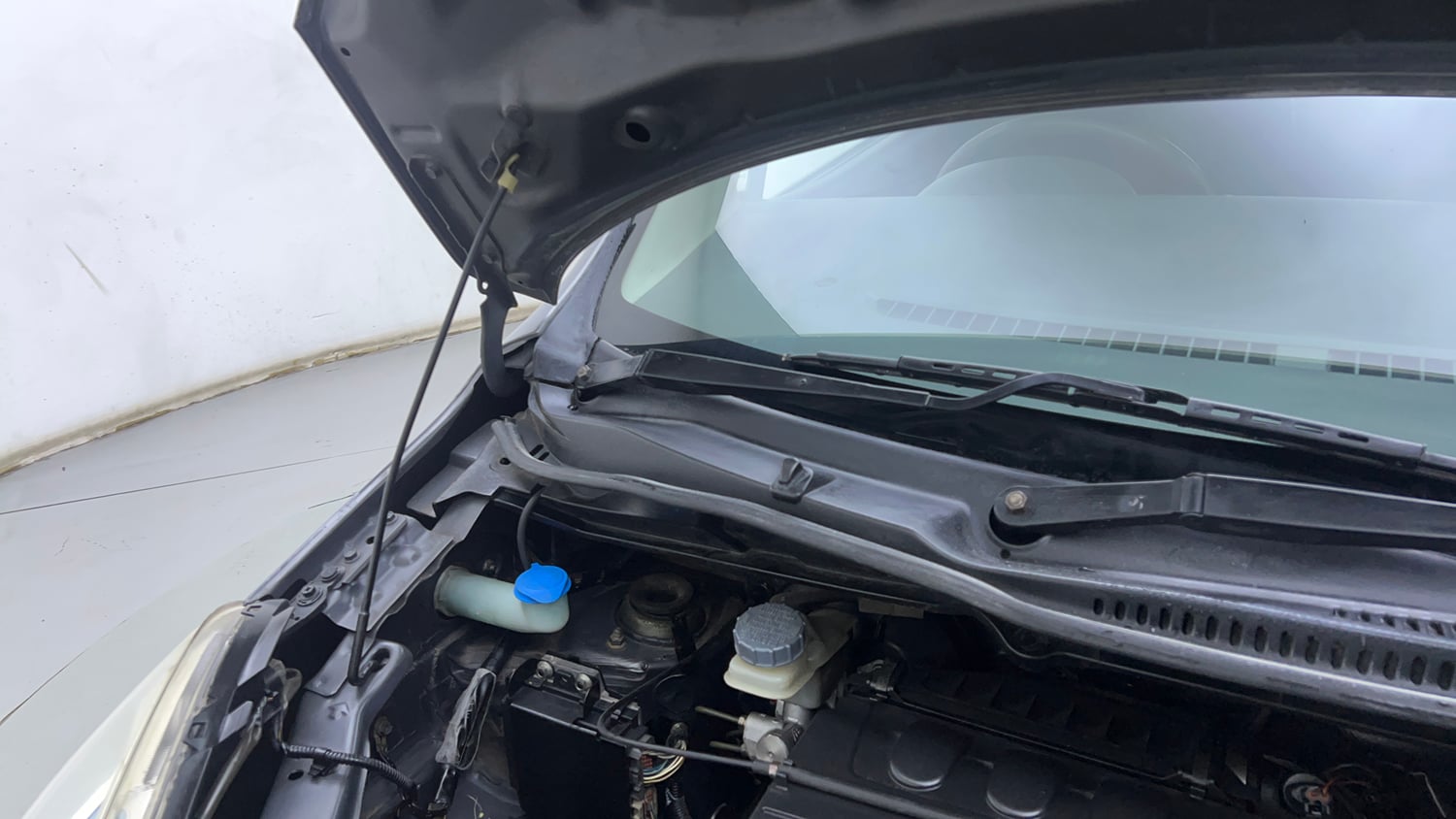 Used 2012 Maruti Suzuki Wagon R 1.0 LXi CNG Cng Manual engine ENGINE RIGHT SIDE HINGE & APRON VIEW