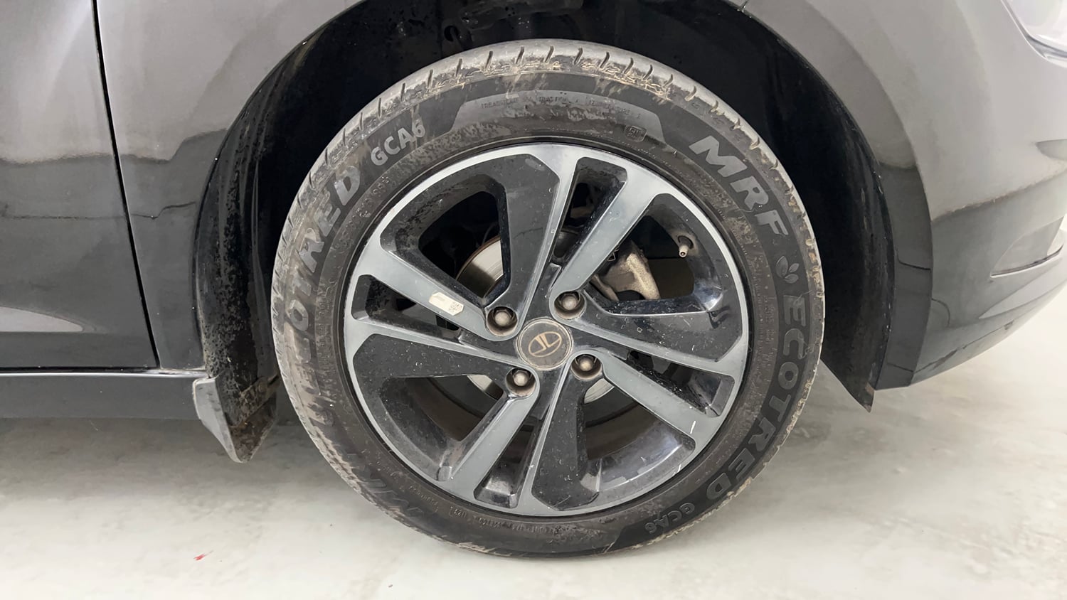 Used 2023 Tata Altroz XZ Plus Petrol Dark Edition Petrol Manual tyres RIGHT FRONT TYRE RIM VIEW