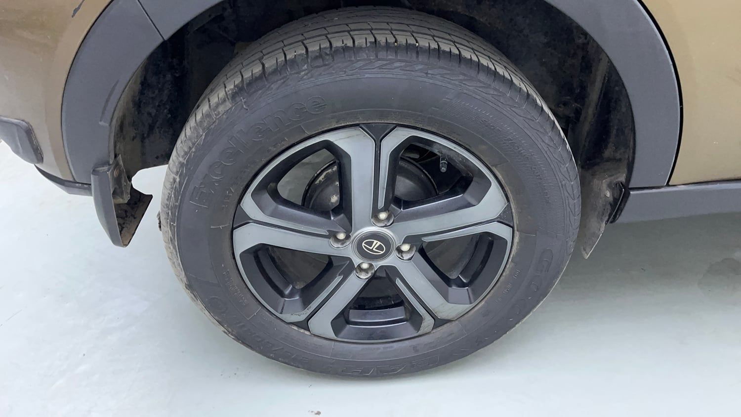 Used 2022 Tata Nexon XZA Plus (Premium) Diesel Jet Diesel Automatic tyres RIGHT REAR TYRE RIM VIEW