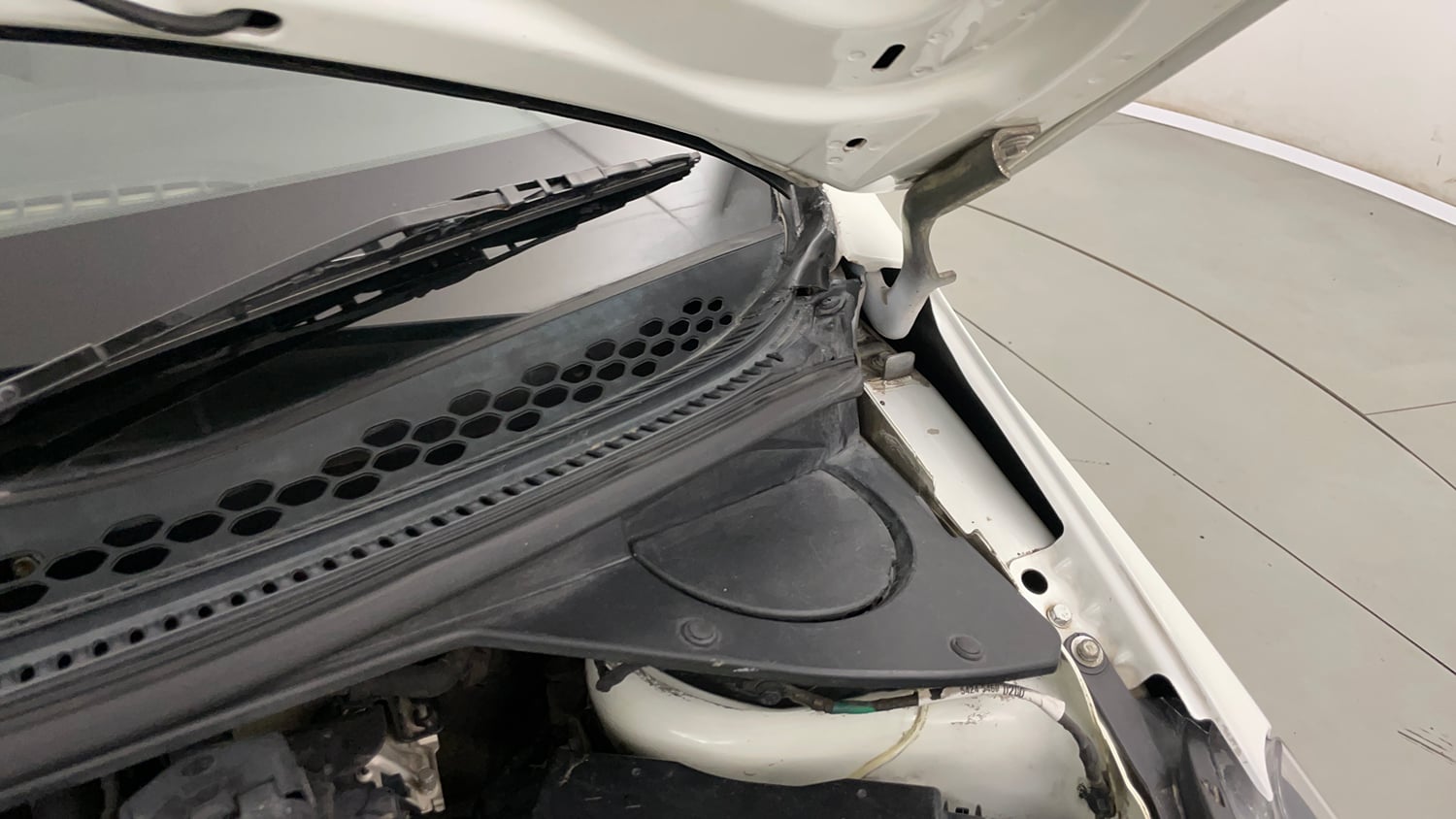 Used 2019 Tata Tiago Revotron XZ Plus Dual Tone Petrol Manual engine ENGINE LEFT SIDE HINGE & APRON VIEW