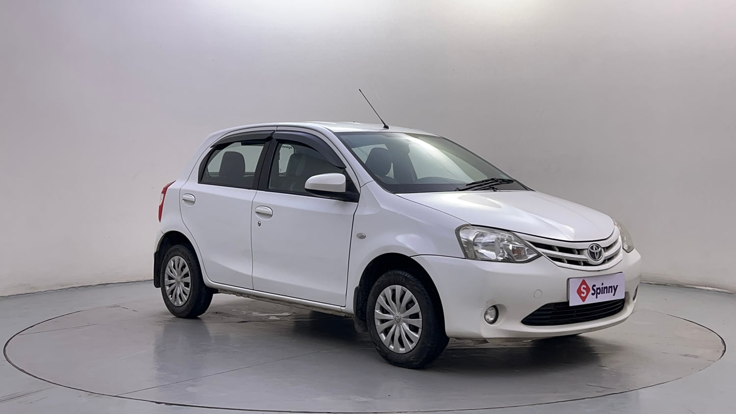 Used 2013 Toyota Etios Liva G Petrol Manual exterior RIGHT FRONT CORNER VIEW