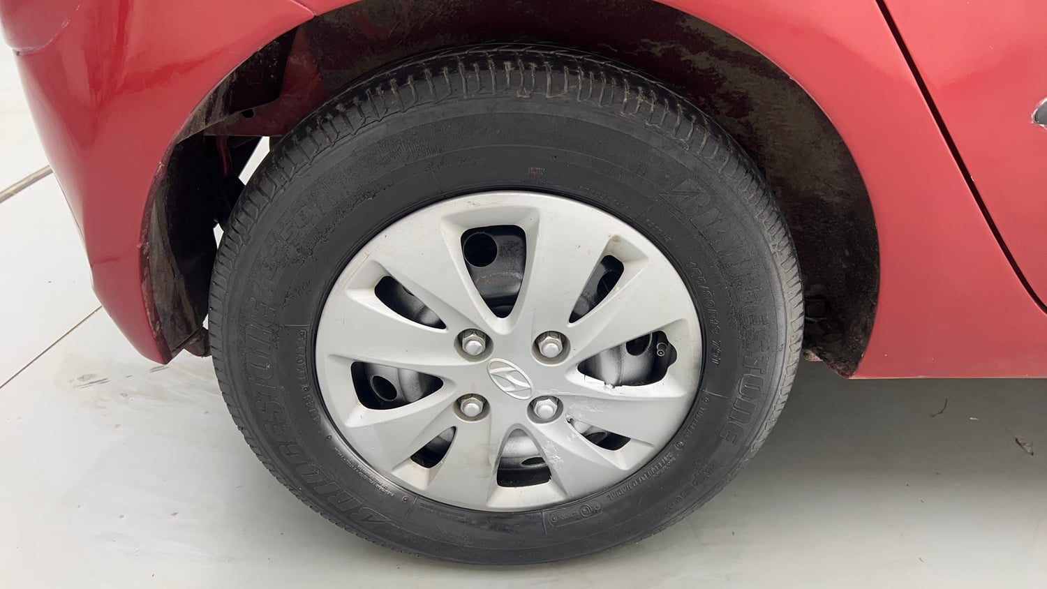 Used 2013 Hyundai i10 Magna 1.2 Kappa2 Petrol Manual tyres RIGHT REAR TYRE RIM VIEW