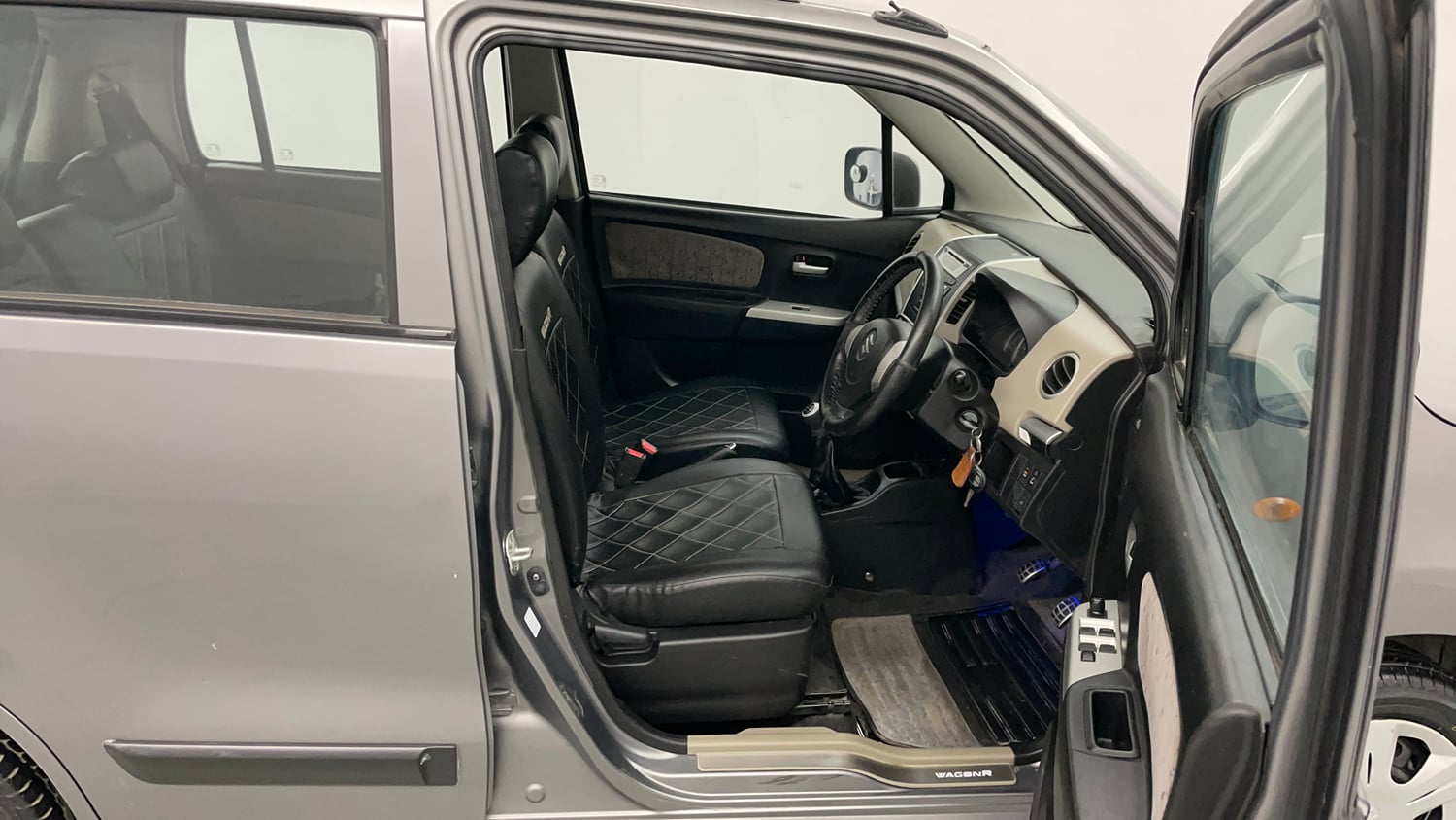 Used 2015 Maruti Suzuki Wagon R VXI Petrol Manual interior RIGHT SIDE FRONT DOOR CABIN VIEW