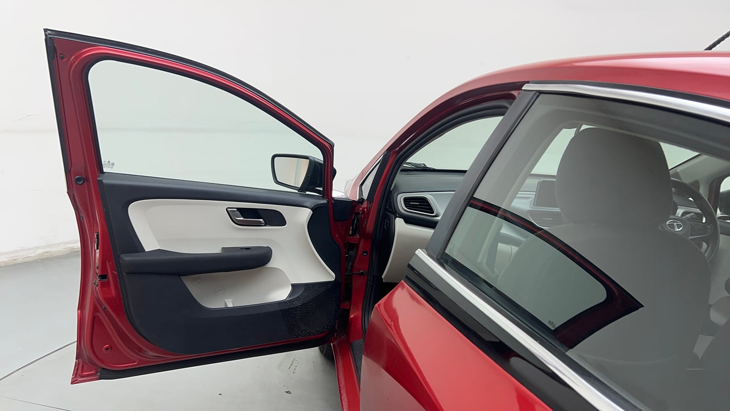 Used 2021 Tata Altroz XZ Petrol Petrol Manual interior LEFT FRONT DOOR OPEN VIEW