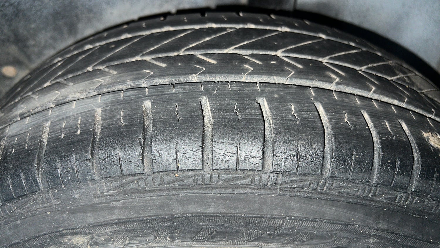 Used 2020 Volkswagen Ameo Trendline 1.0L (P) Petrol Manual tyres LEFT REAR TYRE TREAD VIEW