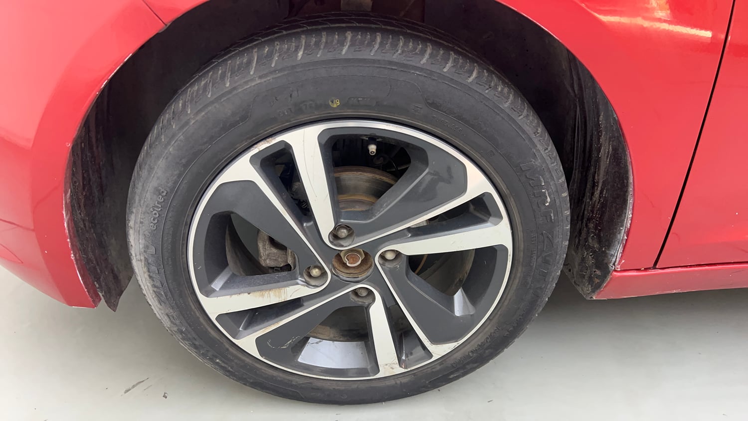 Used 2021 Tata Altroz XZ Petrol Petrol Manual tyres LEFT FRONT TYRE RIM VIEW