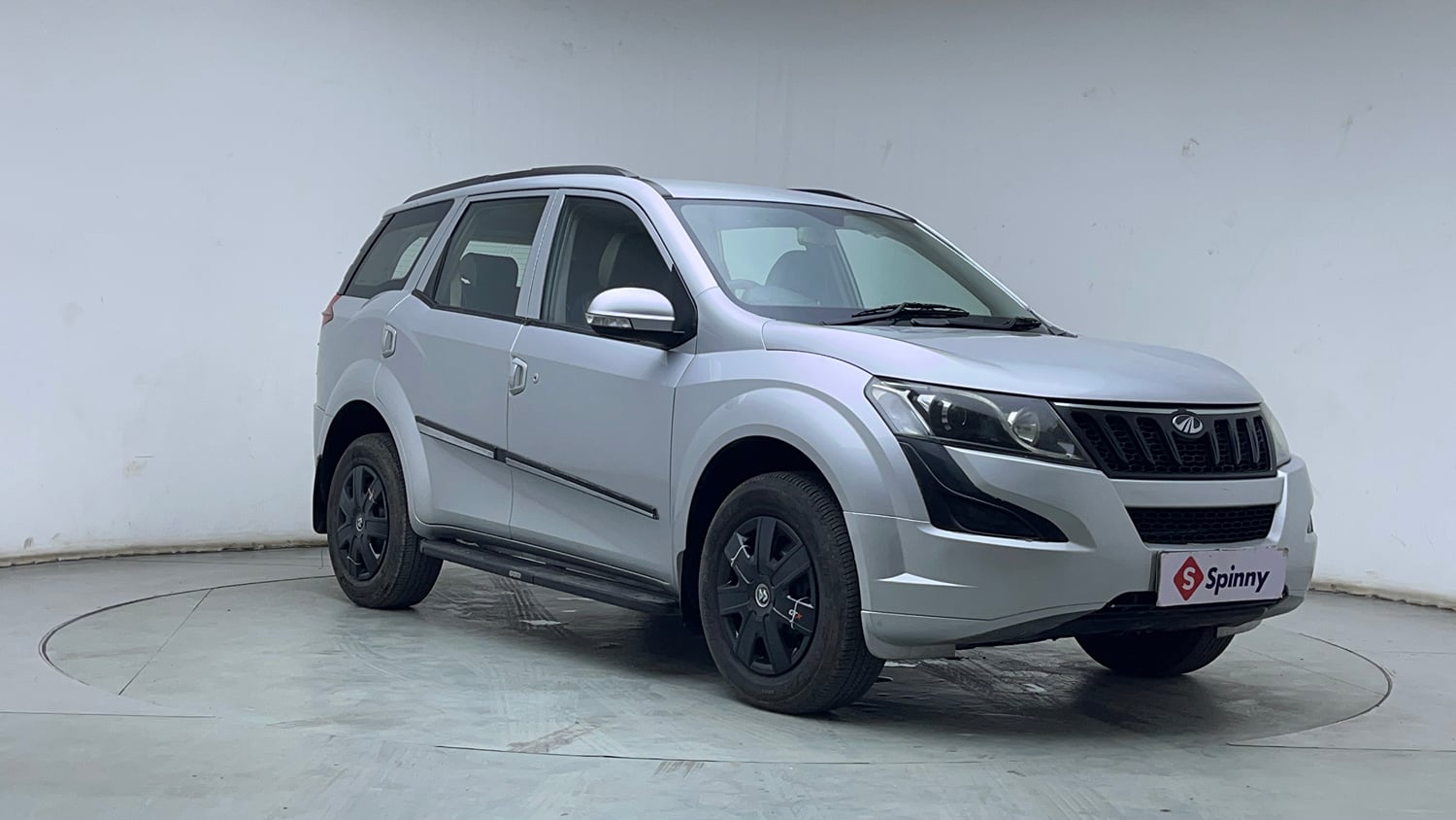 Used 2017 Mahindra XUV500 W4 Diesel Manual exterior RIGHT FRONT CORNER VIEW