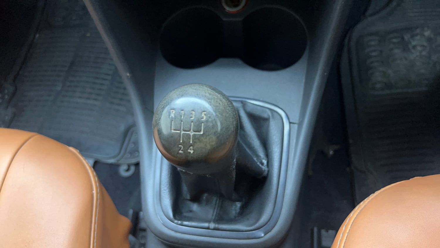 Used 2014 Volkswagen Polo Comfortline 1.2L (P) Petrol Manual interior GEAR  KNOB VIEW