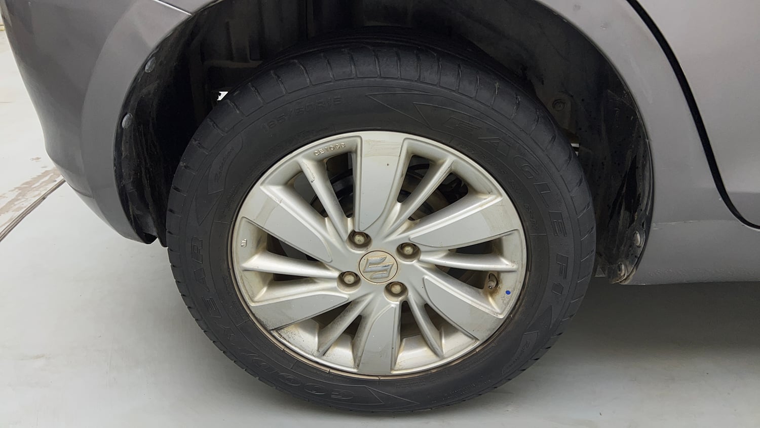 Used 2015 Maruti Suzuki Swift ZXi Petrol Manual tyres RIGHT REAR TYRE RIM VIEW