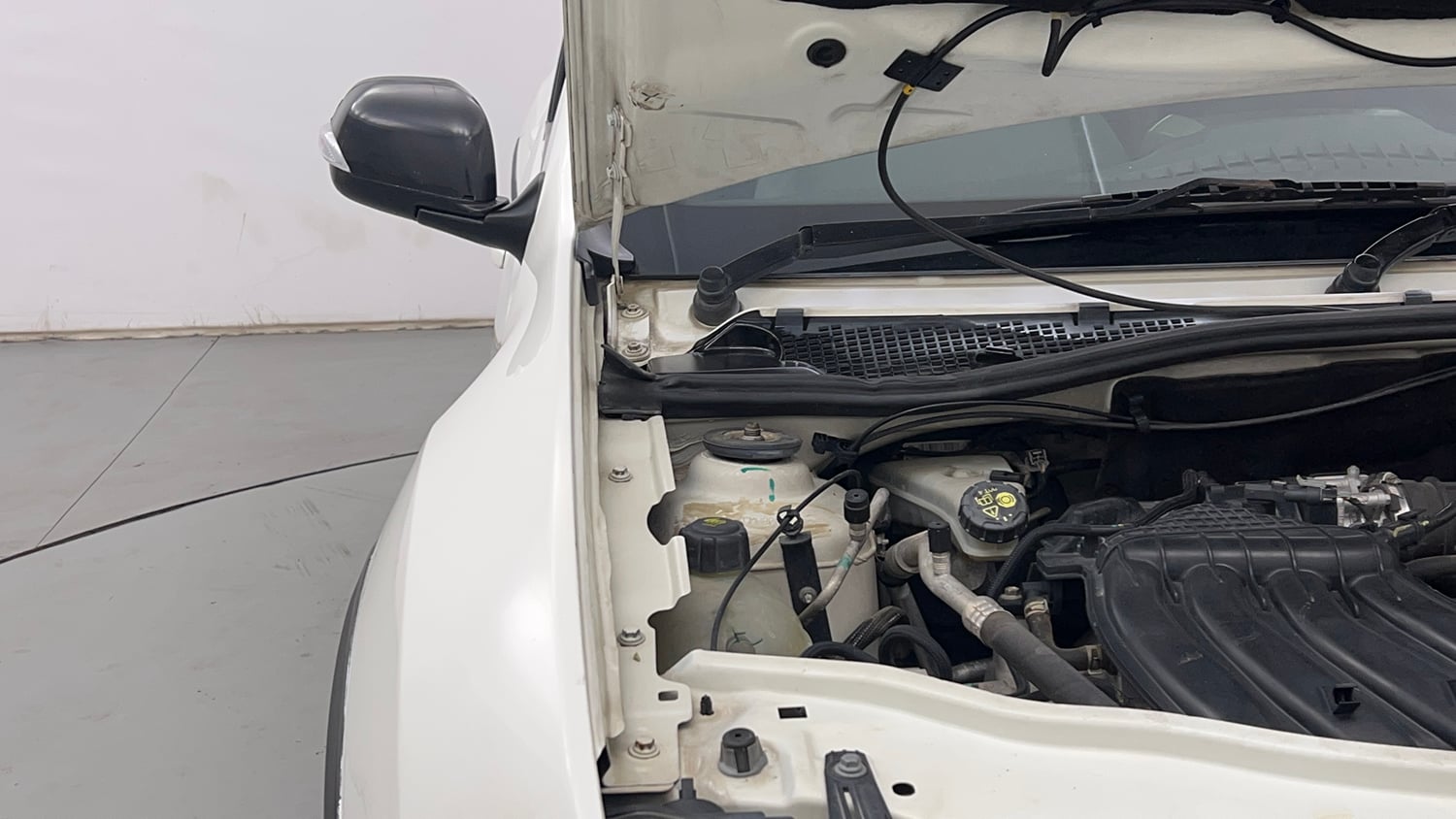 Used 2017 Renault Duster RXS CVT Petrol Automatic engine ENGINE RIGHT SIDE HINGE & APRON VIEW