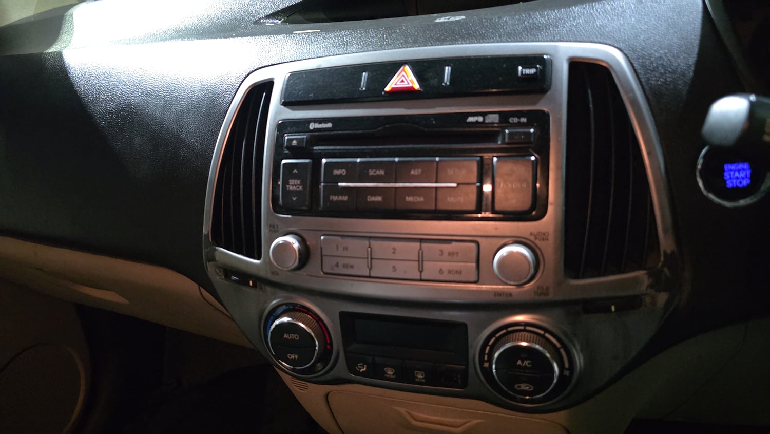 Used 2013 Hyundai i20 Asta 1.2 Petrol Manual top_features Integrated (in-dash) music system