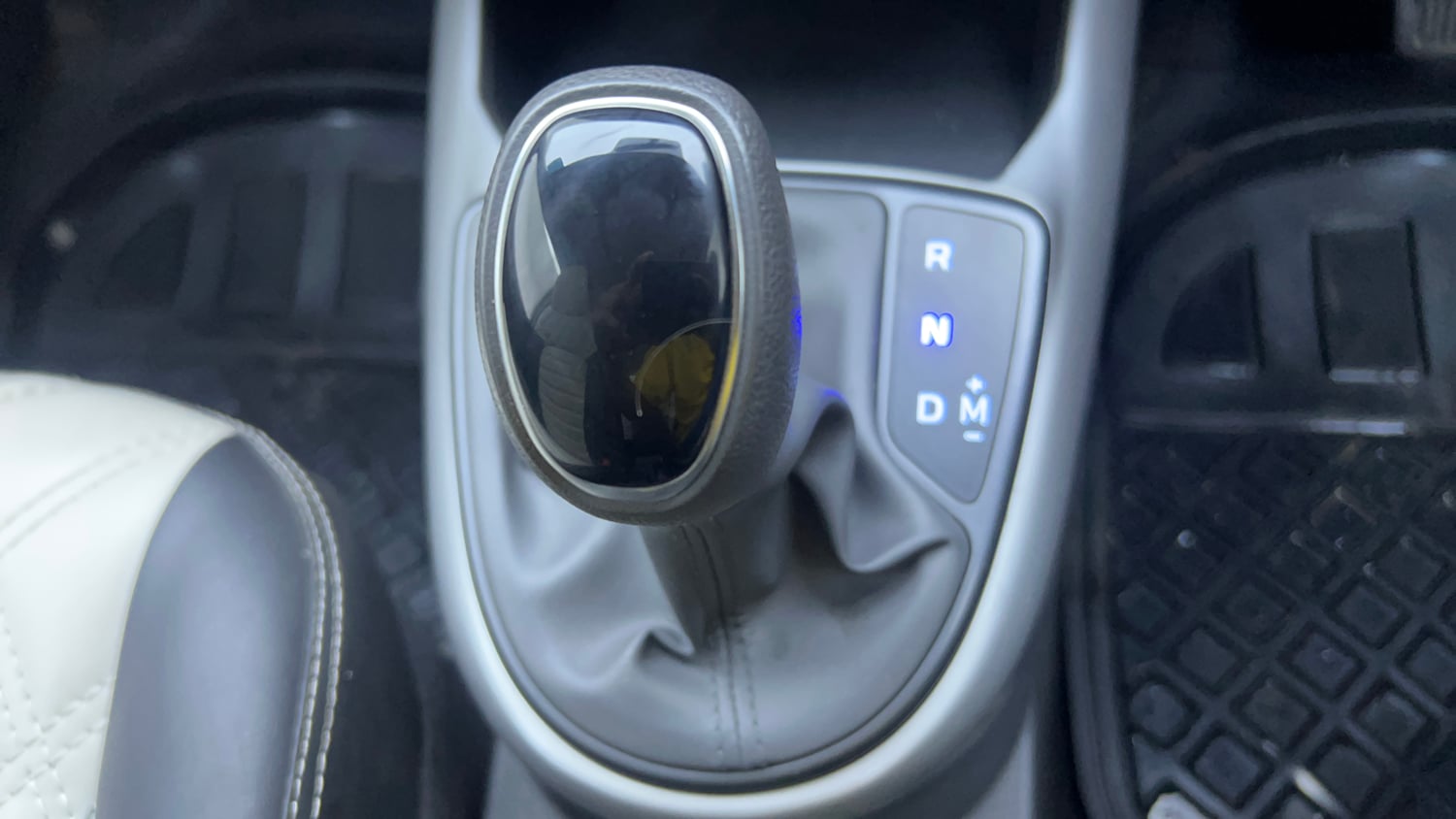 Used 2022 Hyundai Grand i10 Nios Magna AMT 1.2 Kappa VTVT Petrol Automatic interior GEAR  KNOB VIEW