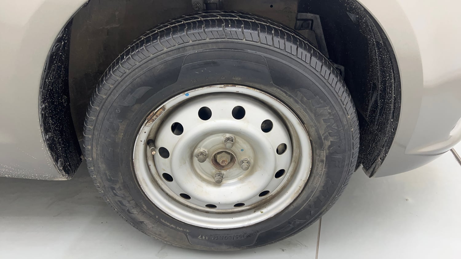 Used 2015 Maruti Suzuki Swift Dzire LXI (O) Petrol Manual tyres RIGHT FRONT TYRE RIM VIEW