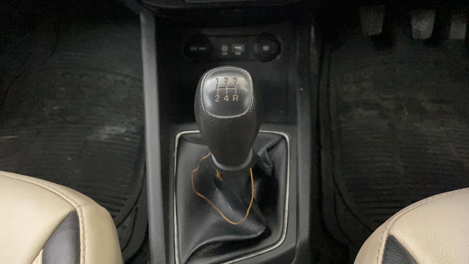 Used 2020 Hyundai Elite i20 Sportz Plus 1.2 Petrol Manual interior GEAR  KNOB VIEW