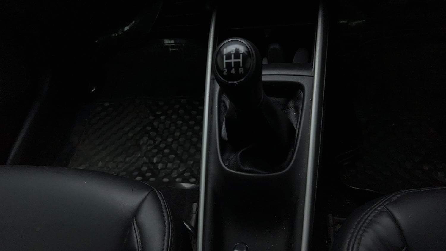 Used 2018 Maruti Suzuki Baleno Zeta 1.2 Petrol Manual interior GEAR  KNOB VIEW