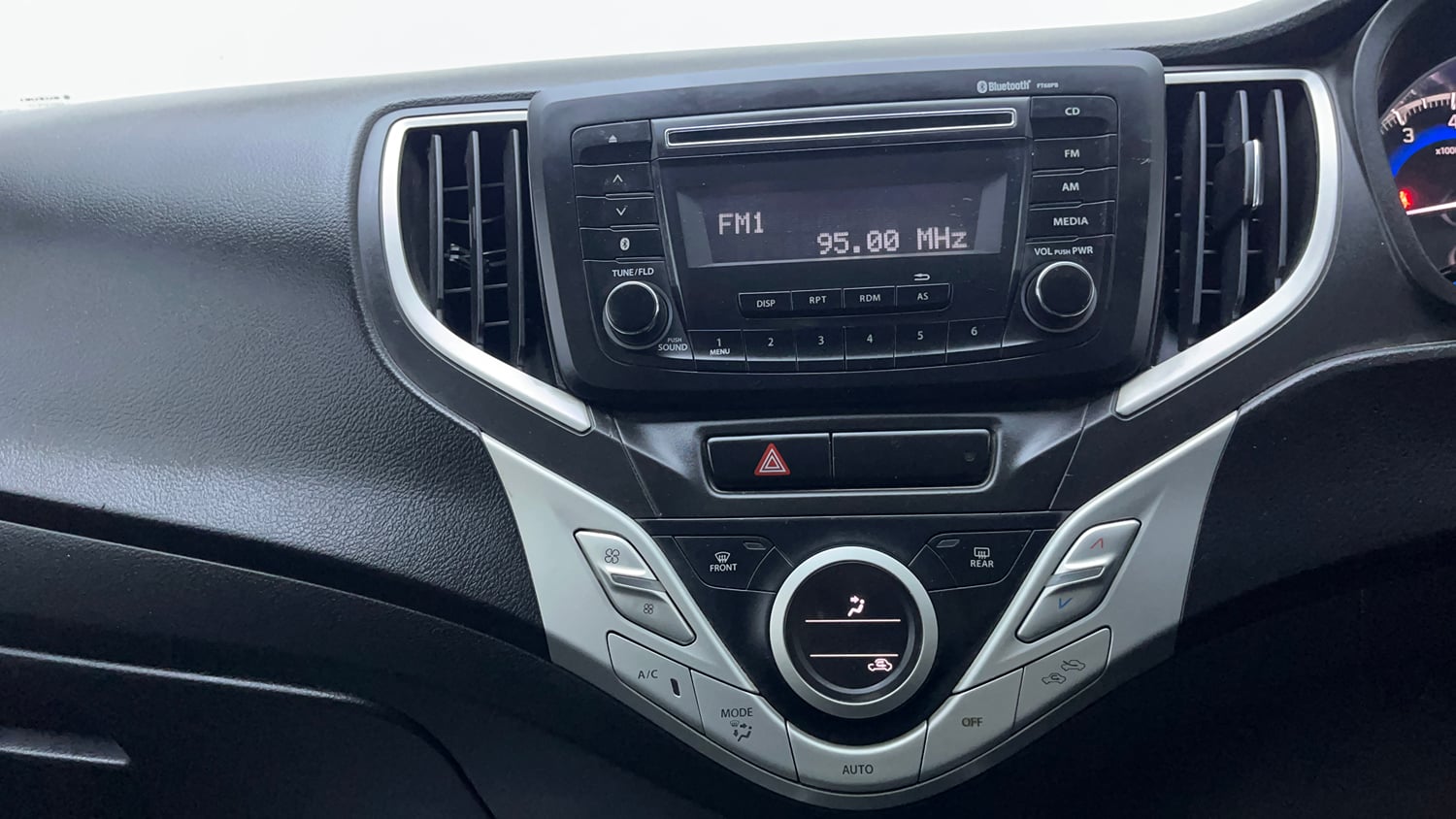 Used 2016 Maruti Suzuki Baleno Delta 1.2 Petrol Manual interior MUSIC SYSTEM & AC CONTROL VIEW