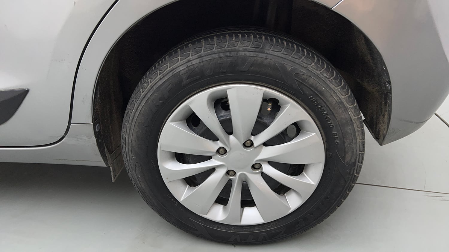 Used 2017 Maruti Suzuki Baleno Delta 1.2 Petrol Manual tyres LEFT REAR TYRE RIM VIEW
